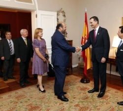 Su Alteza Real el Príncipe de Asturias recibe en audiencia en la residencia de la Embajada, a una representacion de la colectividad española en Chile